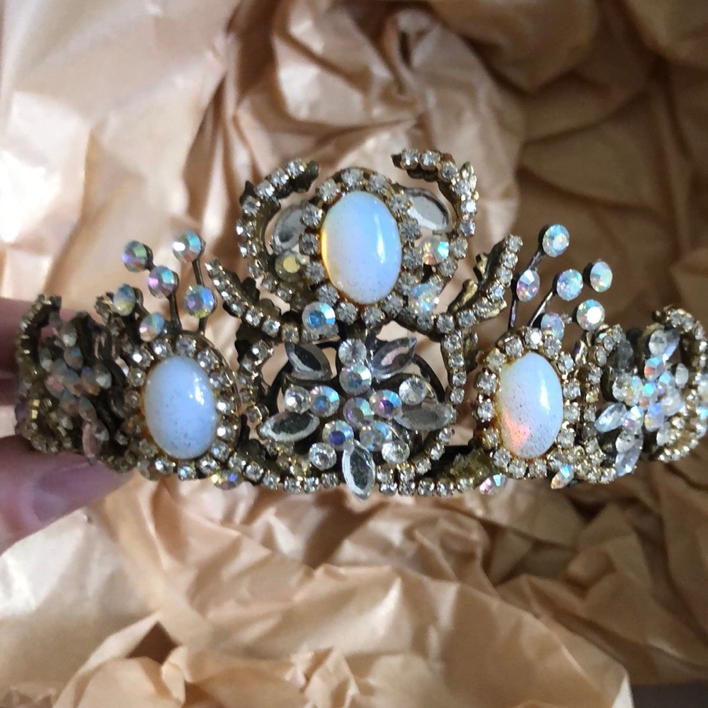 Jewel headpiece with moonstone/opalescent stone